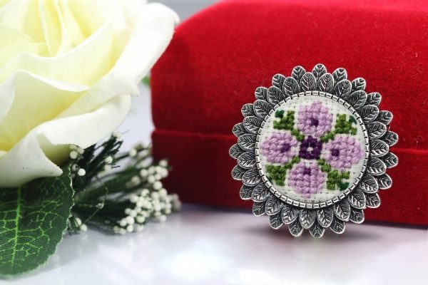 Doi tineri din Suceava, promoveaza traditionalul prin bijuterii