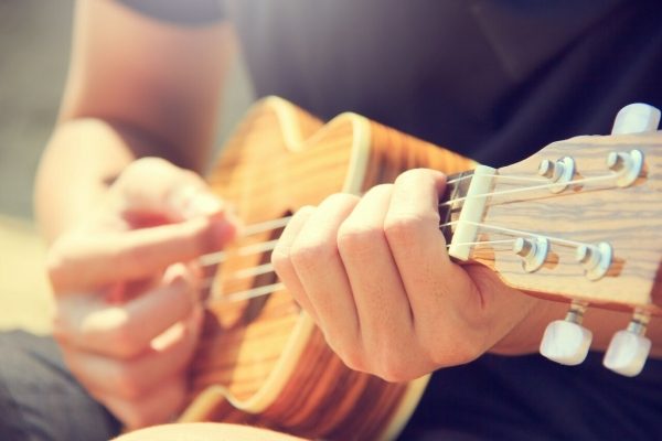 Ukulele - un instrument muzical ajuns la noi tocmai din Hawaii